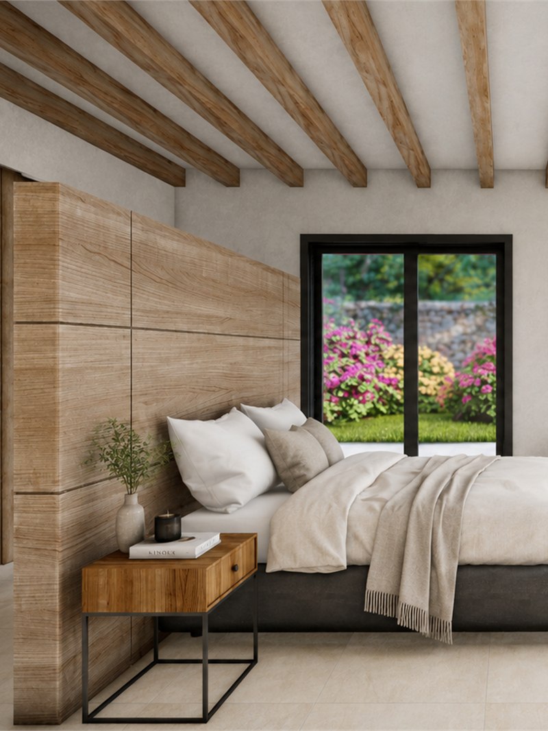 Dormitorio con cabecero de madera de suelo a techo, mesilla de roble y ventanal corredero al jardín florido