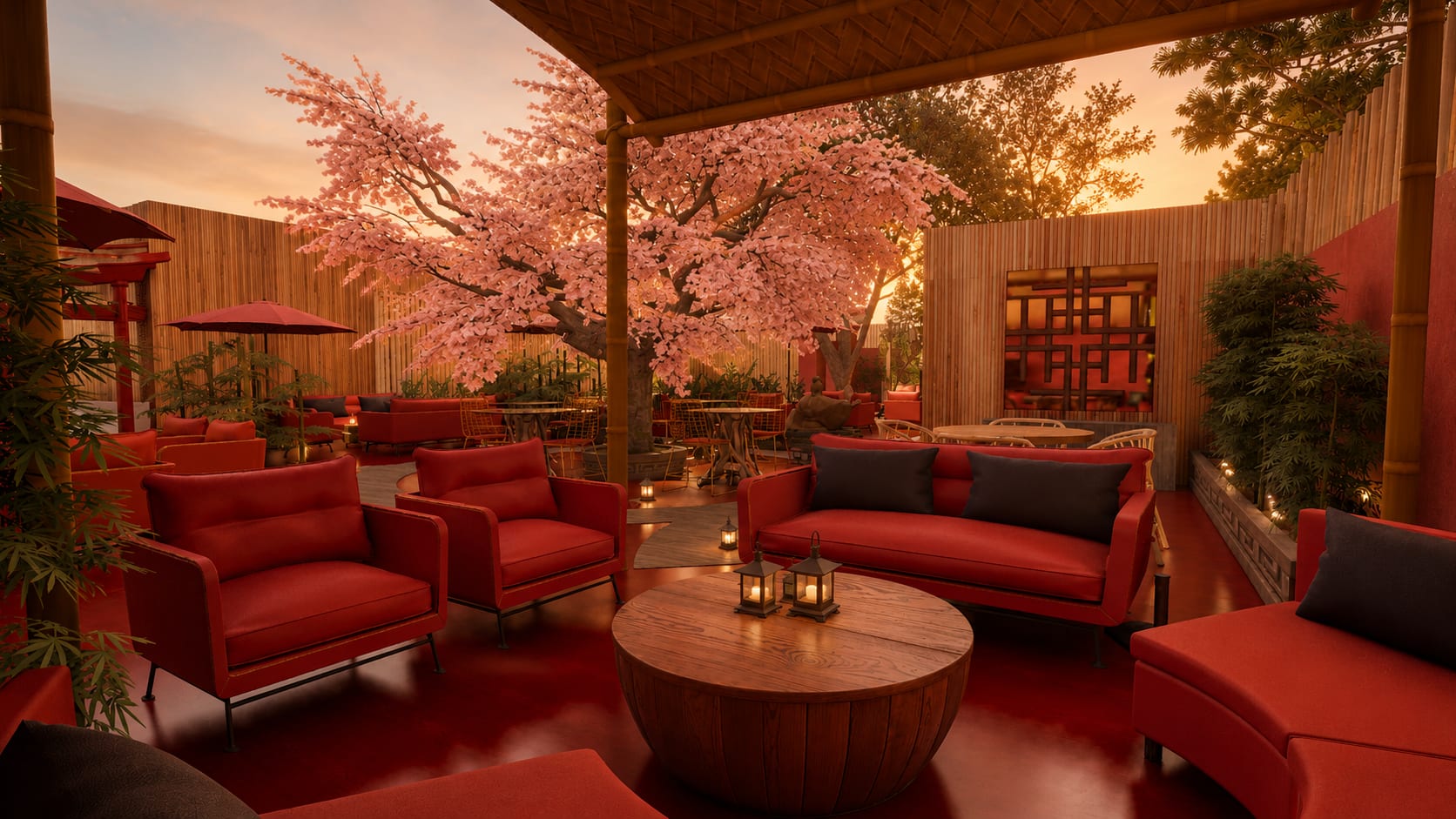 Estar bajo la pérgola de bambú: butacas y sofá en rojo con cojines negros alrededor de una mesa redonda de madera con faroles, y el cerezo en flor tras el pilar