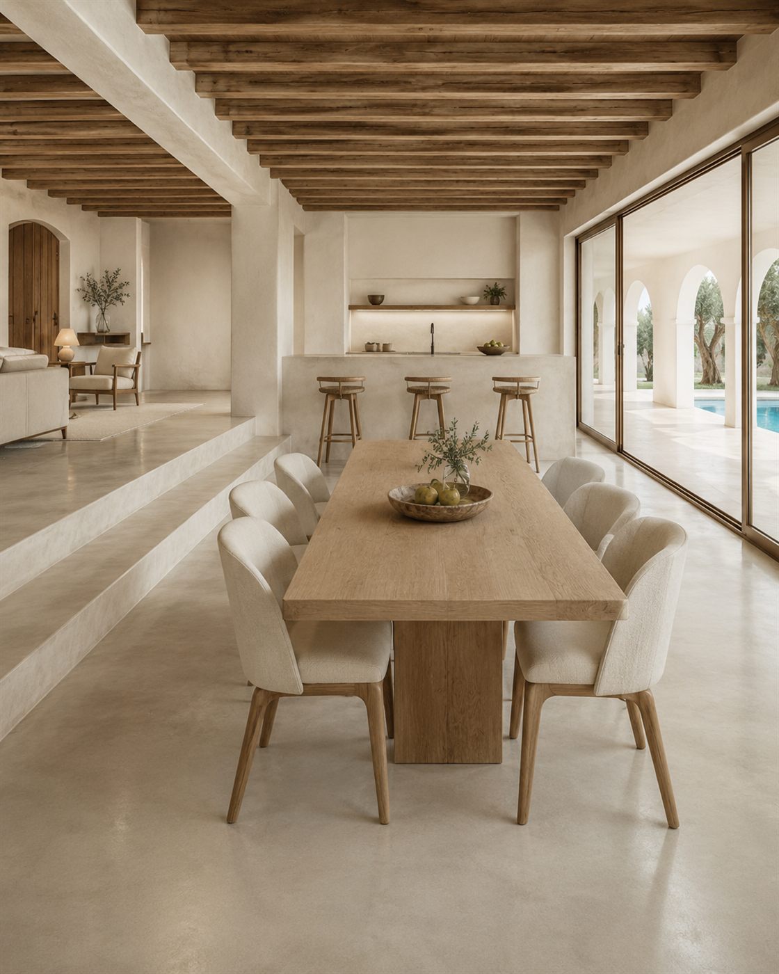 Cocina y comedor con mesa de roble y vigas de madera vista